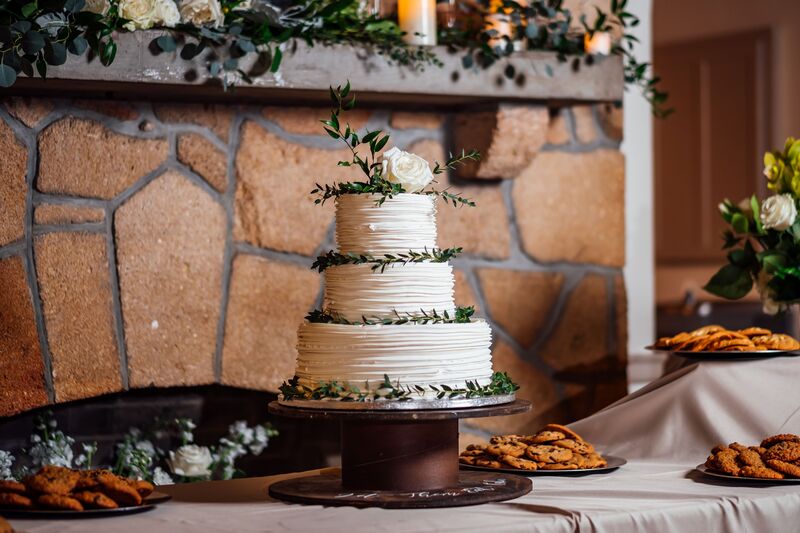 Lakeland wedding – Magnolia Building – Florida Wedding Planner – Jennifer Matteo Event Planning. – Lakeland wedding planner - wedding cake - Publix wedding cake - white wedding cake